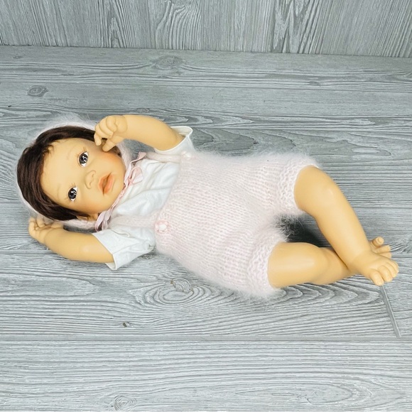 Rare vintage Angela Sutter realistic baby doll with outfit cloth body weighted - Picture 5 of 15